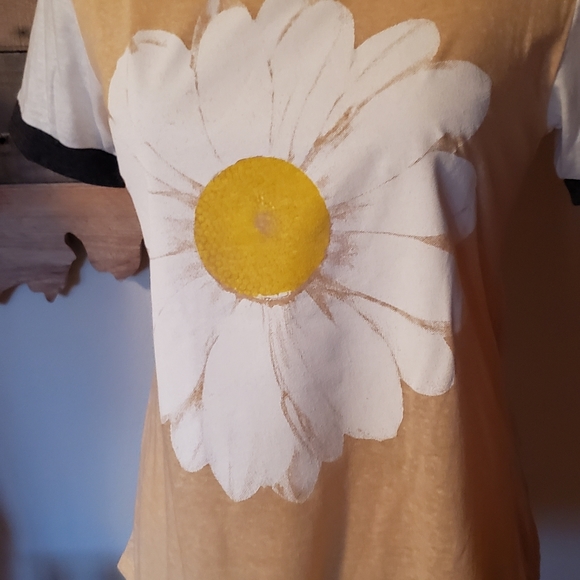Daisy print tee with vintage neck & sleeve detail - Picture 3 of 3